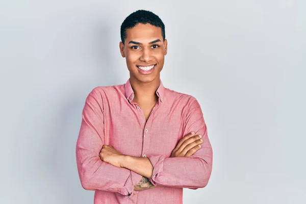 Mladý Africký Američan Oblečený Neformálního Oblečení Usmívá Zkříženýma Rukama Dívá — Stock fotografie