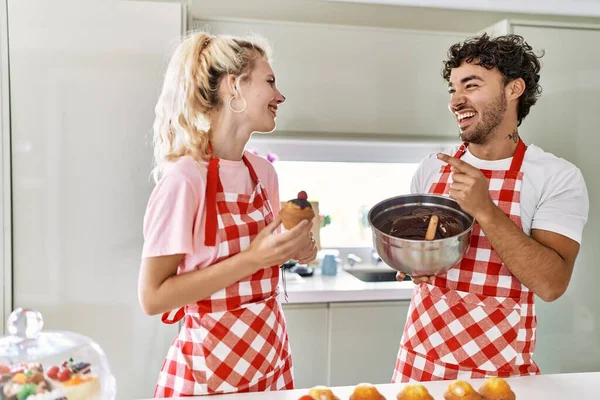 Młoda Para Uśmiechnięta Szczęśliwa Gotowanie Słodycze Kuchni — Zdjęcie stockowe