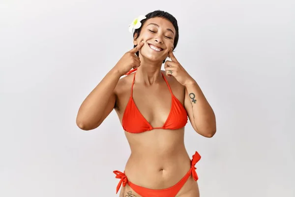 Young Hispanic Woman Short Hair Wearing Bikini Smiling Open Mouth — Stockfoto