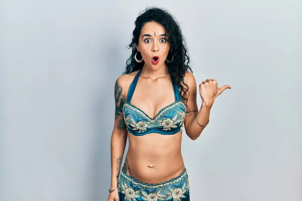 Young Woman Wearing Bindi Traditional Belly Dance Clothes Surprised Pointing — Stock Fotó