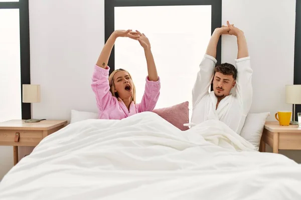 Молода Подружня Пара Пробуджує Розтягнуті Руки Ліжку Вдома — стокове фото