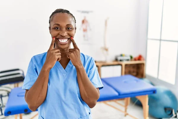 Black Woman Braids Working Pain Recovery Clinic Smiling Open Mouth — Stockfoto