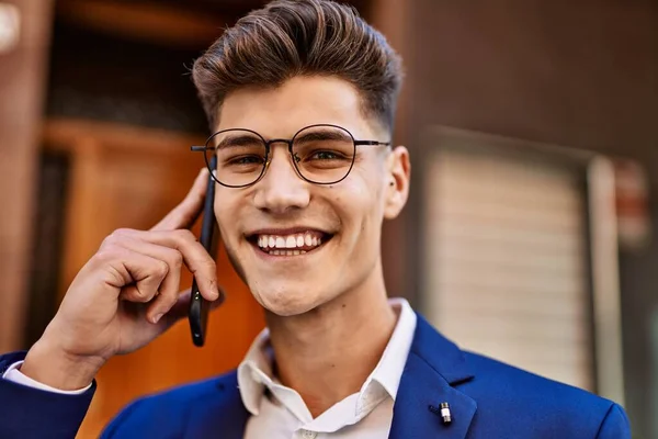 Joven Hablando Teléfono Inteligente Con Traje Gafas Calle —  Fotos de Stock