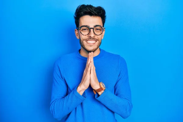 Mladý Hispánec Nosí Ležérní Oblečení Brýle Modlí Rukama Sebe Prosí — Stock fotografie