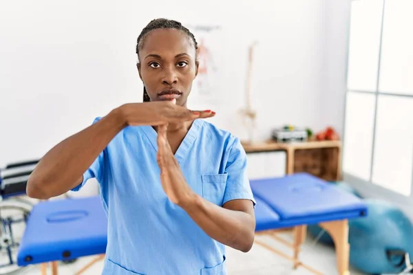 Black Woman Braids Working Pain Recovery Clinic Doing Time Out — 스톡 사진