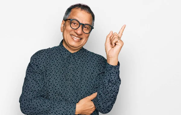 Medelålders Indian Man Bär Casual Kläder Och Glasögon Med Ett — Stockfoto