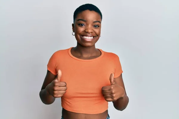 Νεαρή Αφροαμερικανή Γυναίκα Που Φοράει Casual Πορτοκαλί Shirt Success Sign — Φωτογραφία Αρχείου