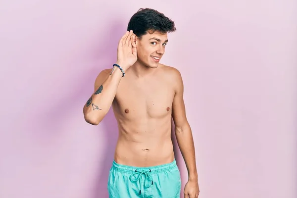 Jovem Hispânico Vestindo Roupa Banho Sem Camisa Sorrindo Com Mão — Fotografia de Stock