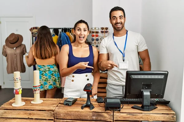 Група Молодих Іспаномовних Людей Які Працюють Менеджером Роздрібному Магазині Посміхаючись — стокове фото