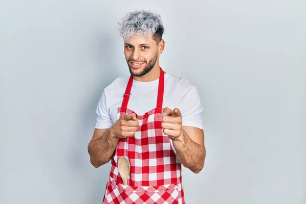 Young Hispanic Man Modern Dyed Hair Wearing Apron Pointing Fingers — Stock Photo, Image