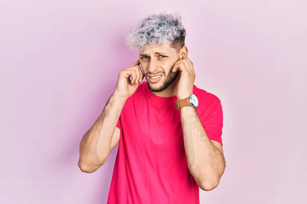 Young Hispanic Man Modern Dyed Hair Wearing Casual Pink Shirt — Fotografia de Stock