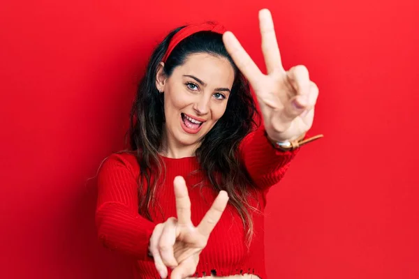 Mulher Hispânica Jovem Vestindo Roupas Casuais Sorrindo Com Língua Para — Fotografia de Stock