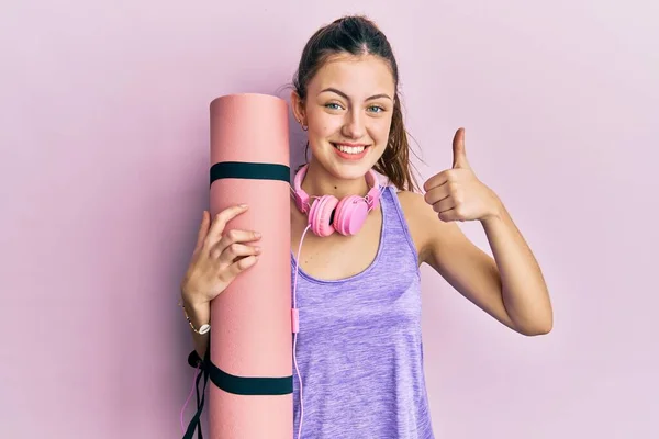 Jonge Brunette Vrouw Met Yoga Mat Glimlachen Gelukkig Positief Duim — Stockfoto