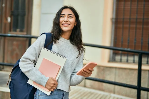 Giovane Studentessa Del Medio Oriente Sorridente Felice Utilizzando Smartphone Città — Foto Stock