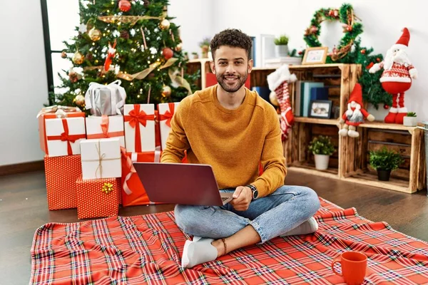 Jovem Árabe Usando Laptop Sentado Árvore Natal Com Sorriso Feliz — Fotografia de Stock