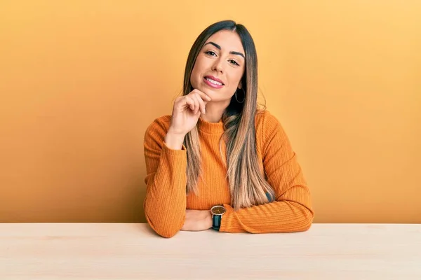 Young Hispanic Woman Wearing Casual Clothes Sitting Table Looking Confident — Stockfoto