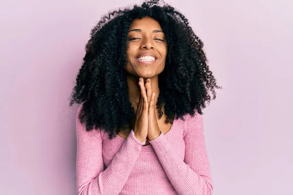 African American Woman Afro Hair Wearing Casual Pink Shirt Praying — Stockfoto