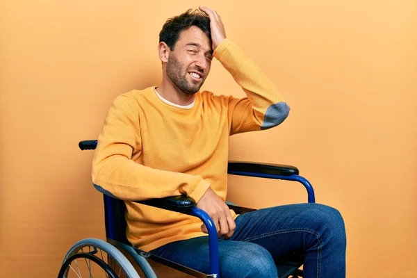 Tekerlekli Sandalyede Oturan Sakallı Yakışıklı Bir Adam Şaşırdı Hata Yaptı — Stok fotoğraf