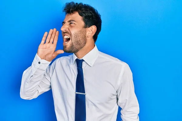 Snygg Man Med Skägg Affärsskjorta Och Slips Skriker Och Skriker — Stockfoto