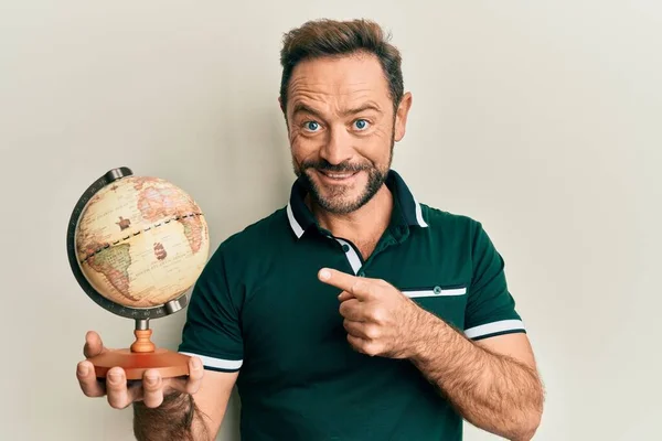 Middle Age Man Holding Vintage World Ball Smiling Happy Pointing — Stok fotoğraf