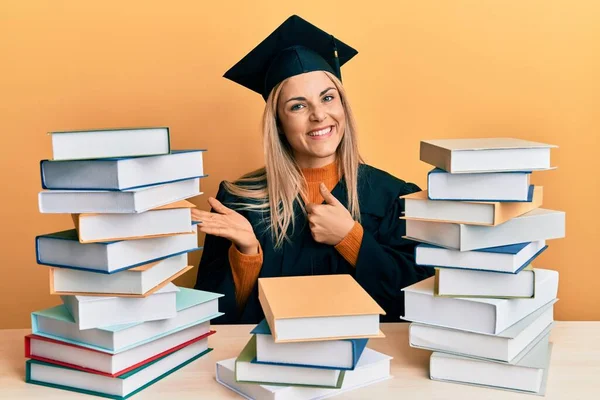 Young Caucasian Woman Wearing Graduation Ceremony Robe Sitting Table Showing — Stockfoto