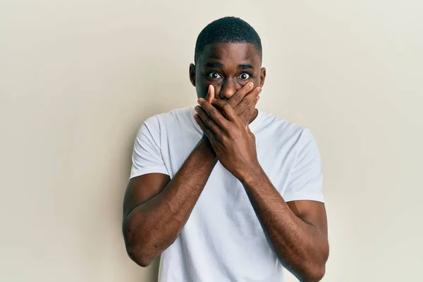 Νεαρός Αφροαμερικάνος Που Φορούσε Λευκό Μπλουζάκι Σοκαρισμένος Καλύπτοντας Στόμα Χέρια — Φωτογραφία Αρχείου