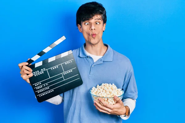 Schöner Hipster Junger Mann Der Popcorn Isst Hält Kino Klappbrett — Stockfoto