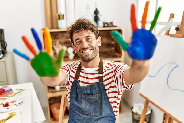 Jeune Homme Hispanique Souriant Confiant Montrant Les Mains Colorées Paume — Photo