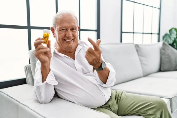 Senior Man Holding Pills Beckoning Come Here Gesture Hand Inviting — Foto Stock