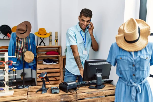 Jovem Hispânico Trabalhando Como Assistente Loja Falando Telefone Loja Varejo — Fotografia de Stock