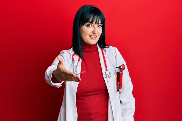 Young Hispanic Woman Wearing Doctor Uniform Stethoscope Smiling Cheerful Offering — Fotografia de Stock