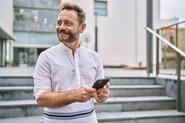 Middle Age Man Using Smartphone City — Stock Photo, Image