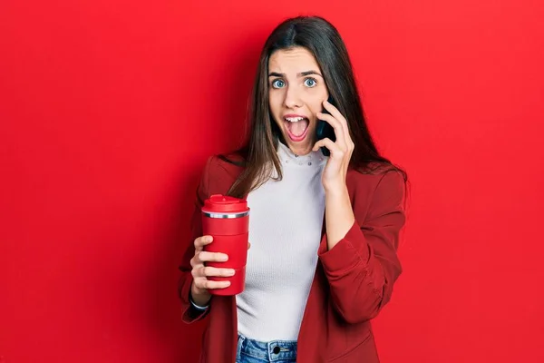 Young Brunette Teenager Talking Smartphone Drinking Coffee Celebrating Crazy Amazed — ストック写真