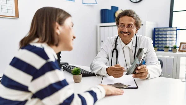 Homem Meia Idade Mulher Vestindo Uniforme Médico Tendo Consulta Médica — Fotografia de Stock