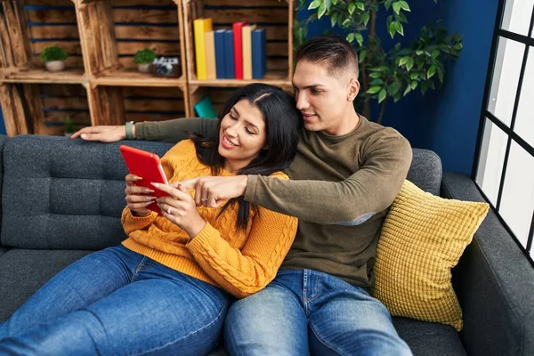 Man Woman Couple Hugging Each Other Using Touchpad Home — Stock Photo, Image