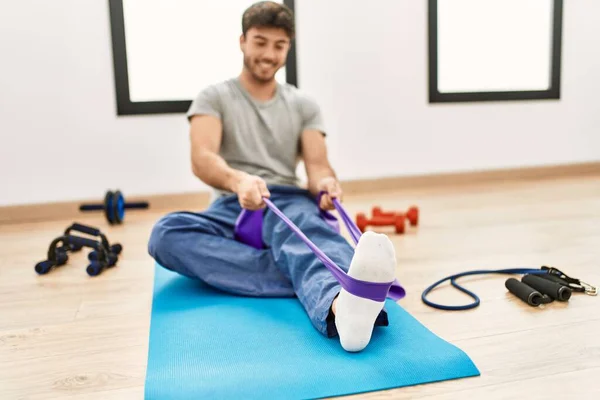 Joven Deportista Hispano Sonriendo Feliz Entrenamiento Usando Banda Elástica Centro — Foto de Stock