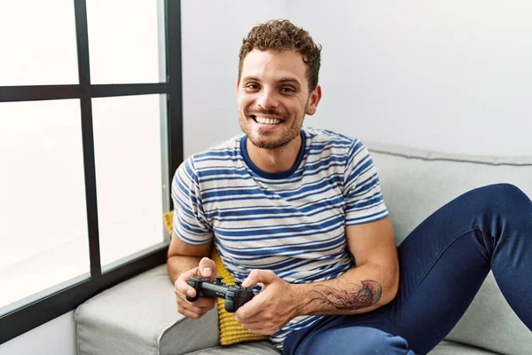 Ung Latinamerikansk Man Ler Tryggt Spela Spel Hemma — Stockfoto