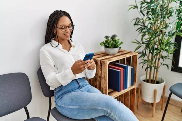 Jeune Femme Afro Américaine Souriante Confiante Utilisant Smartphone Dans Salle — Photo