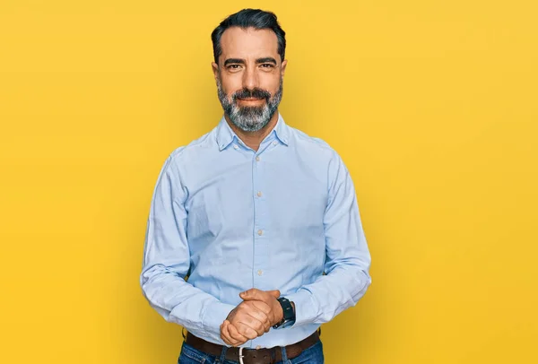 Mann Mittleren Alters Mit Bart Businesshemd Mit Zusammengelegten Händen Und — Stockfoto