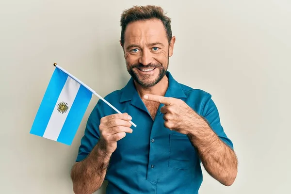 Middle Age Man Holding Argentina Flag Smiling Happy Pointing Hand — Foto de Stock