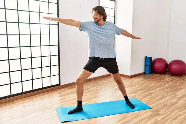 Middle Age Caucasian Man Smiling Confident Training Yoga Sport Center — ストック写真