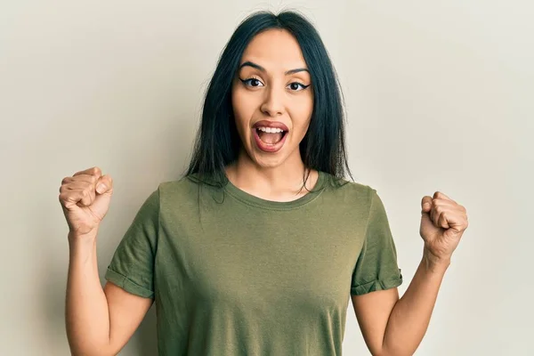 Junge Hispanische Mädchen Lässigem Shirt Feiern Überrascht Und Erstaunt Über — Stockfoto