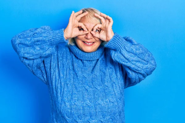 Blonde Frau Mittleren Alters Lässiger Kleidung Die Eine Gute Geste — Stockfoto