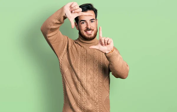 Jovem Hispânico Vestindo Roupas Casuais Sorrindo Fazendo Moldura Com Mãos — Fotografia de Stock
