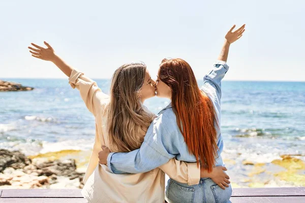 Δύο Νεαρές Λεσβίες Ερωτευμένες Στην Παραλία Όμορφες Γυναίκες Μαζί Στην — Φωτογραφία Αρχείου