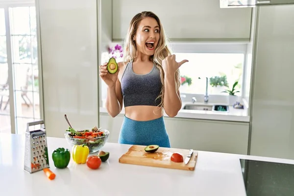 Young Caucasian Fitness Woman Wearing Sportswear Preparing Healthy Salad Kitchen — Stockfoto