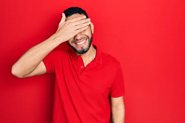 Hispanischer Mann Mit Bart Lässigem Rotem Shirt Lächelnd Und Lachend — Stockfoto