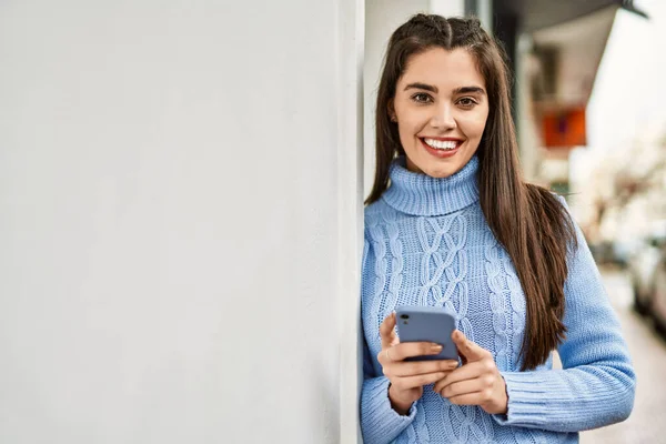 若いですヒスパニック系の女の子笑顔幸せな使用してスマートフォンで市 — ストック写真