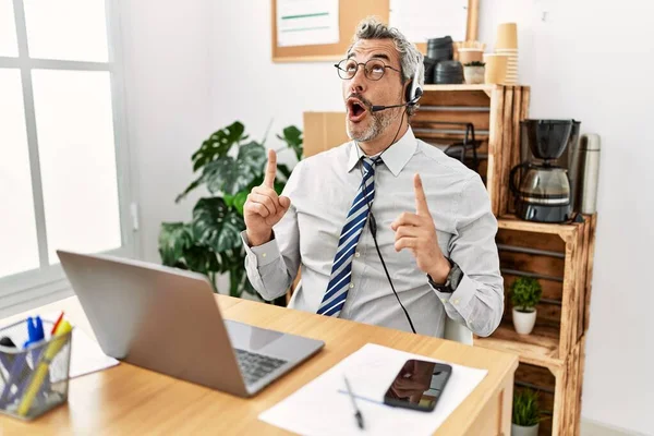 Middle Age Hispanic Business Man Working Office Wearing Operator Headset — Foto Stock