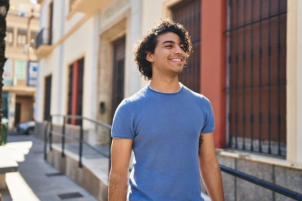 Jovem Hispânico Sorrindo Confiante Rua — Fotografia de Stock